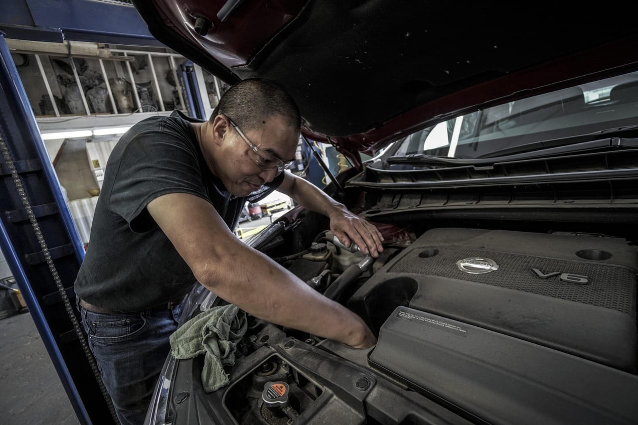 Vidange auto 2025 : Comment entretenir son moteur soi-même ?